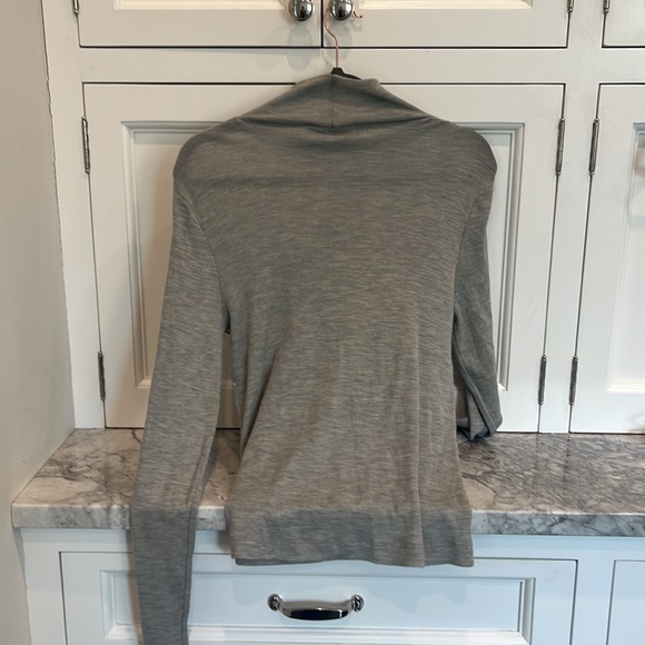 ST JOHN woman’s top - Picture 3 of 6